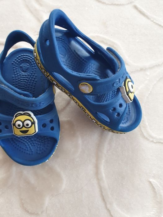 Vând sandale baieti crocs