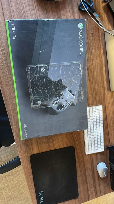 Consola Xbox One X cu cutie - X-box + 2 jocuri