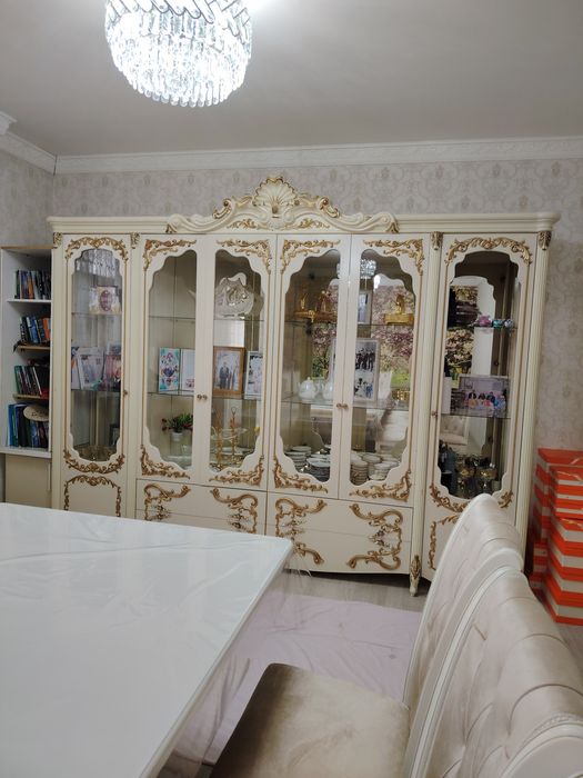 Шкаф-витрина в хорошем состаянии