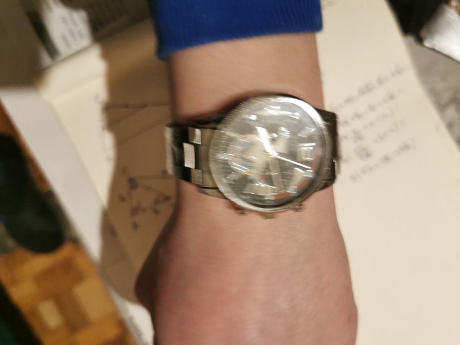 Часовник кварцов с метална каишка.