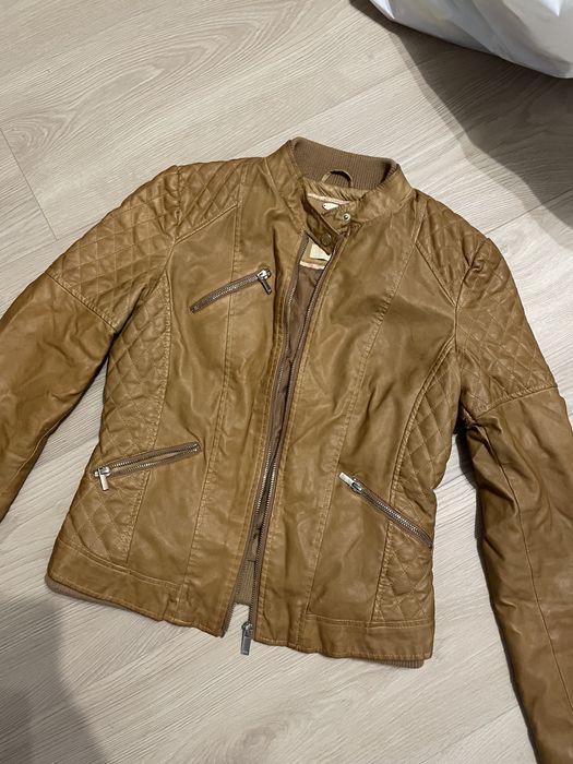 Кафяво кожено яке и жълто сако