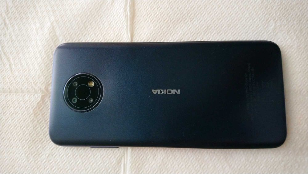 Продавам в комплект;  GSM NOKIA  G 10 , Зарядно у-во NOKIA , USB-2 кабел  и  Стерео слушалки с микрофон SONY.