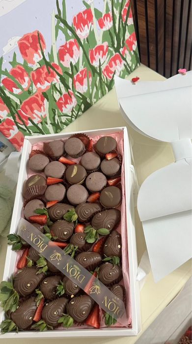 Клубника в шоколаде + макаронсы