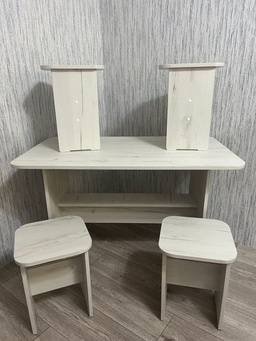 Новый стол кухонный + 4 табуретки!