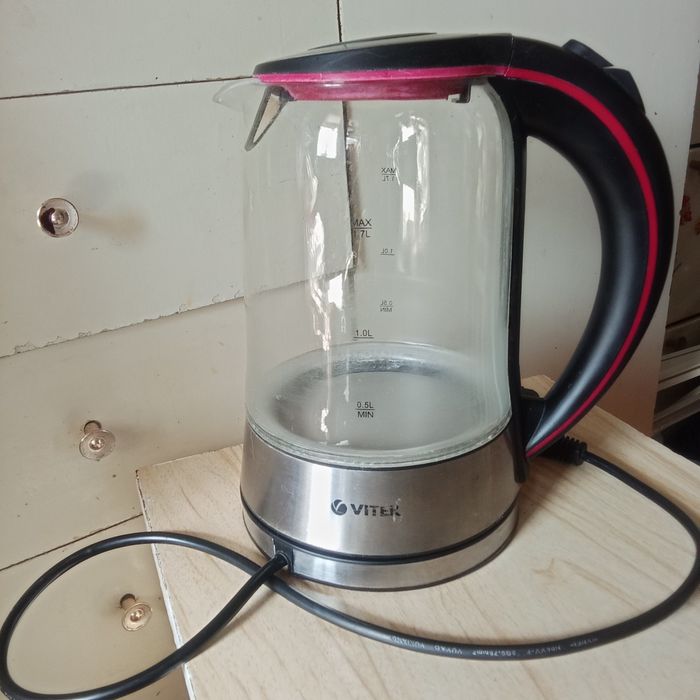 Продам два электрочайника и простой.