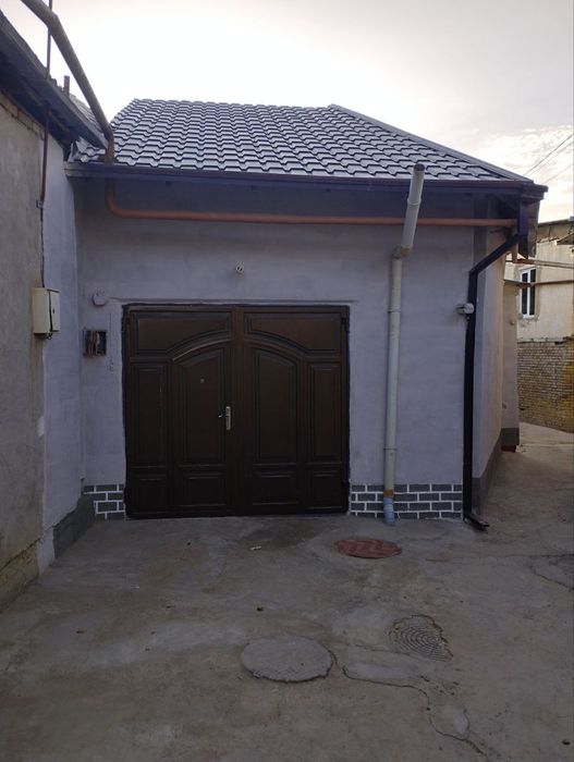 Эски шахарда   ховли сотилади. 2та хужалик яшашга мос.