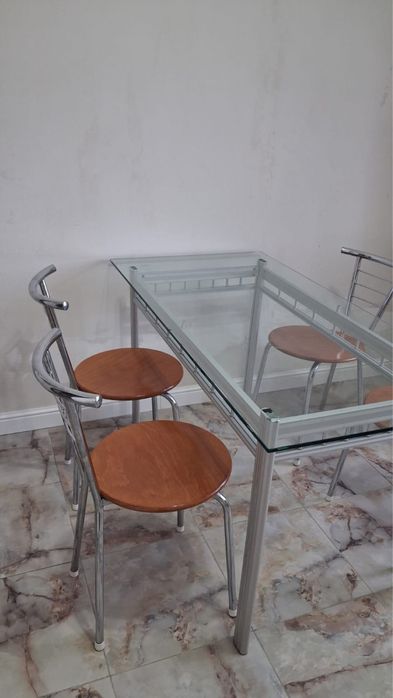 Продам кухонный стол со стулями