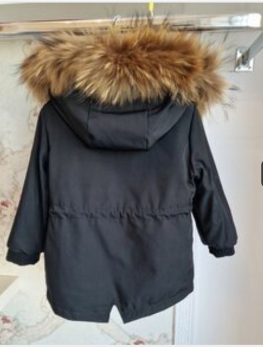Зимна парка,дебела,мека и с естествен косъм на качулка.