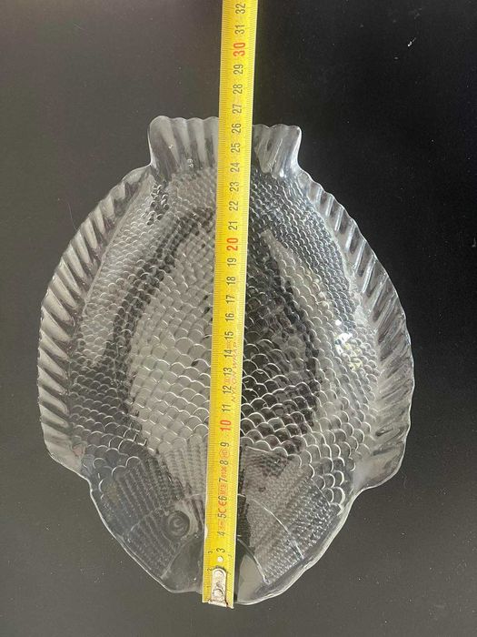 Три стъклени плата за риба.