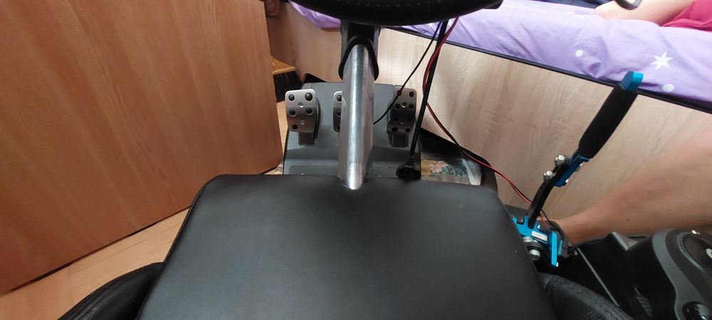 Vând scaun  si volan PS4