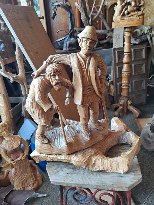 Statuete din lemn sculptate manual