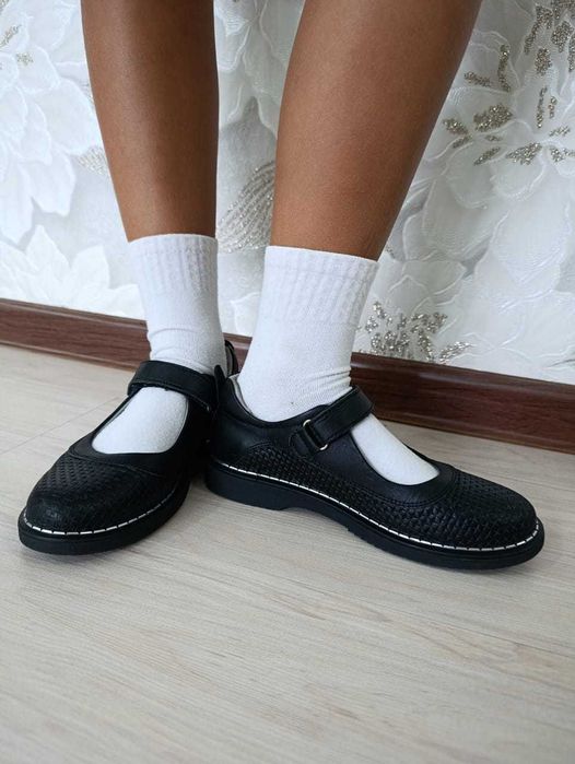 Продам школьную обувь
