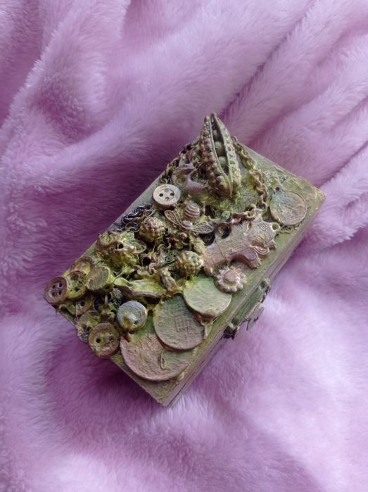 Кутийка за бижута, ръчно изработена, дървена с размери 10см*5**6см