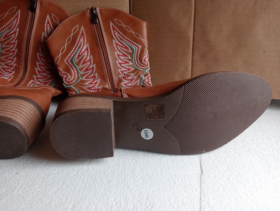 Cizme dama model deosebit ,nu sunt purtate niciodată sunt noi nouțe