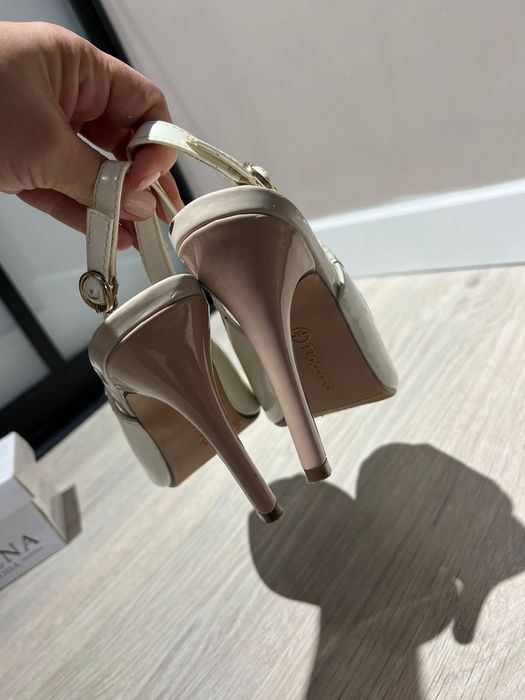 Продам босоножки