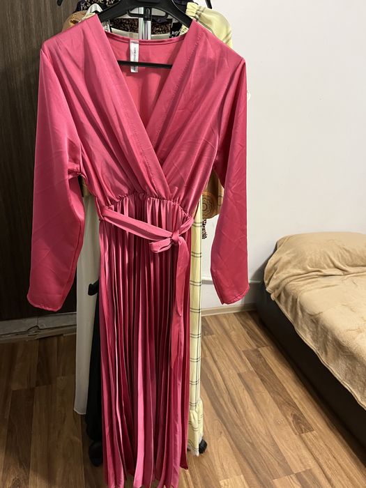 Rochie lunga  in pliuri, elastică in talie,