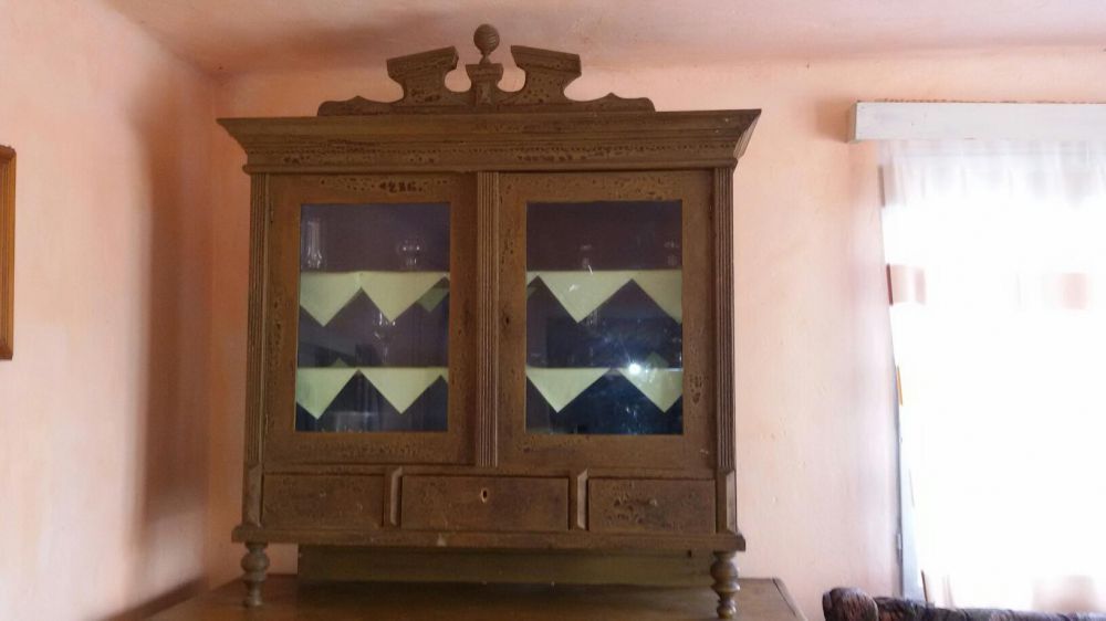 Mobila veche din lemn