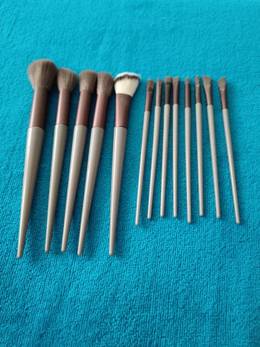 Vând Set 13 Pensule pentru Machiaj Noi