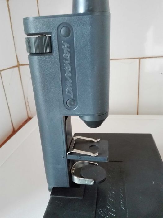 Микроскоп , камион и стара абаджийска ножица .