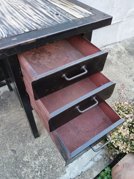 Стара Метална Масивна Работна Маса / 80кг.