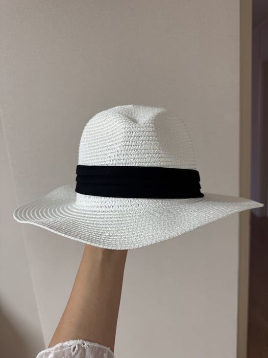 Белая шляпа летняя