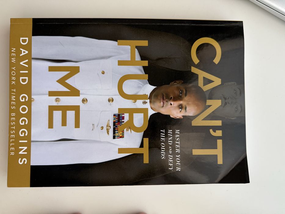 Это книга «Can't Hurt Me» Дэвида Гоггинса.
