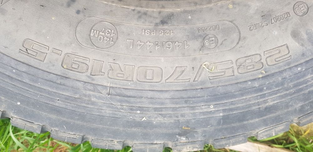 Vand cauciucuri camion motrice si directie 285/70/19.5