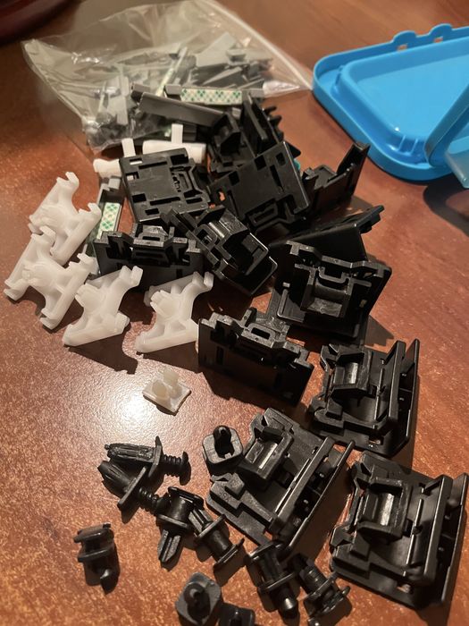 Бмв е32, клипсы молдингов