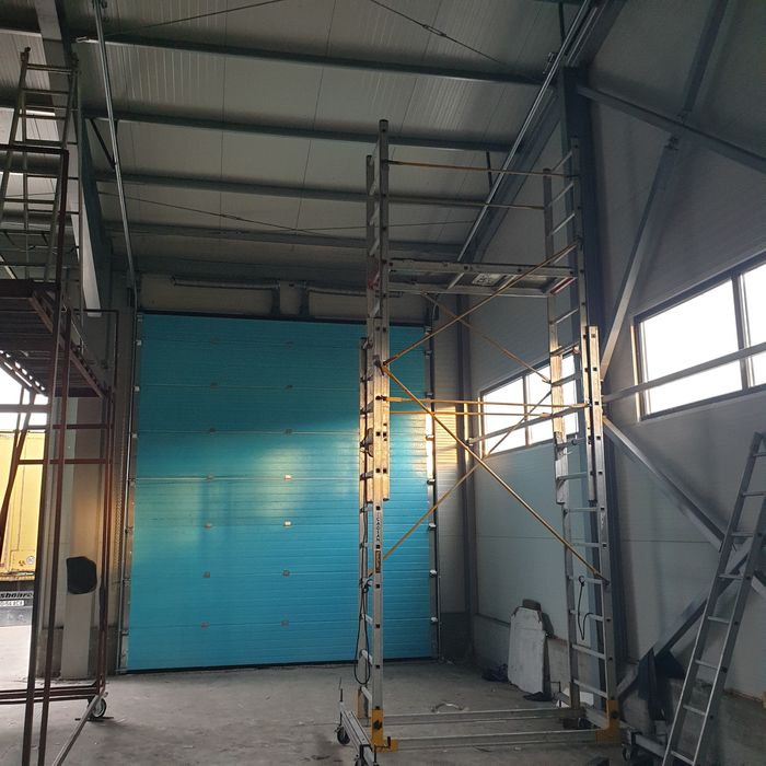 Usa garaj sectionala pentru  hale.