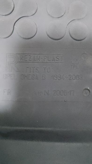 Продам на Опель коврики