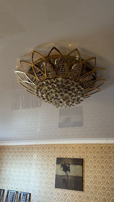 Люстра золотистая