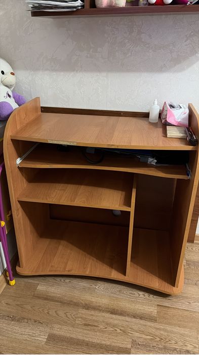 Продам столик компьютерный