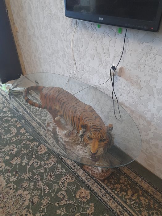Стол в виде тигра