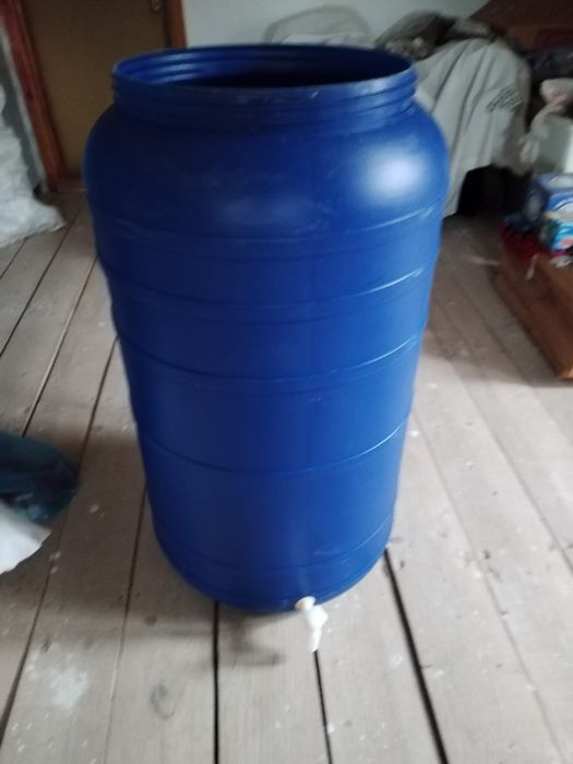 Vand spalier, cornier fier, sarma ghimpata si butoaie de plastic: