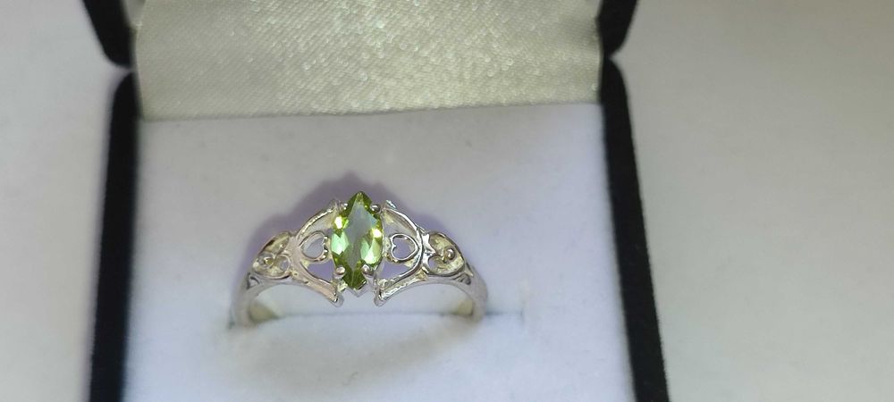 Кольцо серебряное с камнем ХРИЗОЛИТ, разм.19