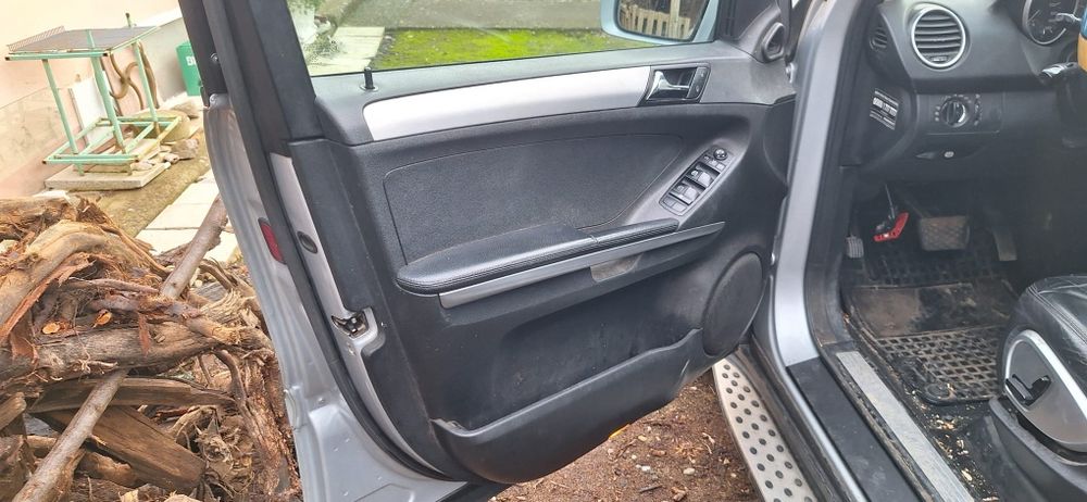 Dezmembrez/ Piese Mercedes ML320cdi. 
Stare foarte buna a multor piese