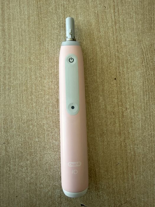 Продавам електрическа четка за зъби Oral-B iO 3