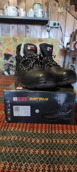 Продам ботинки зимние.