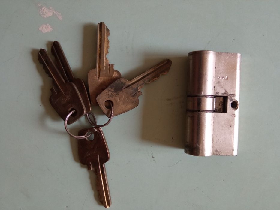 Личинка цилиндровый механизм для врезного замка с ключами