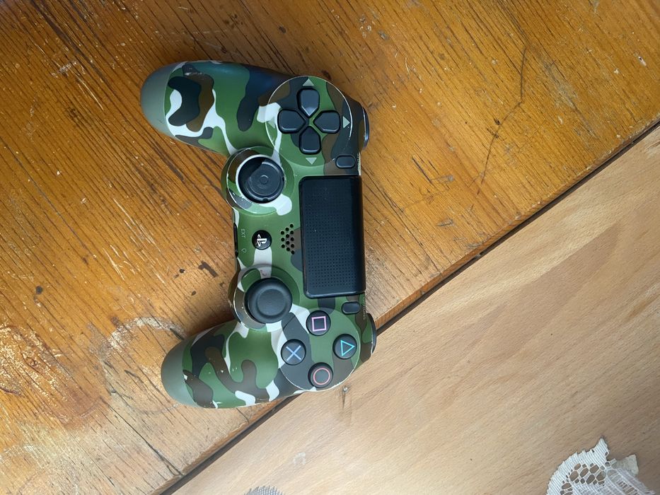 Плейстешън 4 с един джойстик