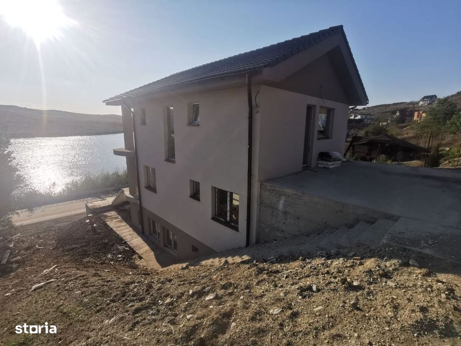 Casa individuala cu terasa,panorama spre lac, garaj, teren 300mp