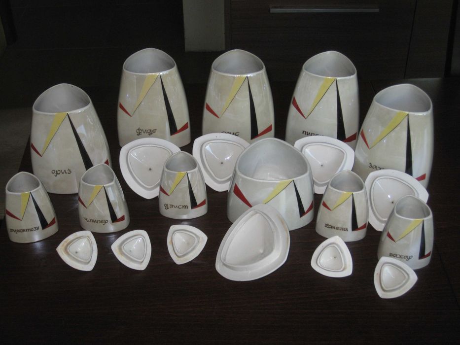 Не пълен  сервиз за подправки- СИП . Цена  78 лева Пращам по Еконт.