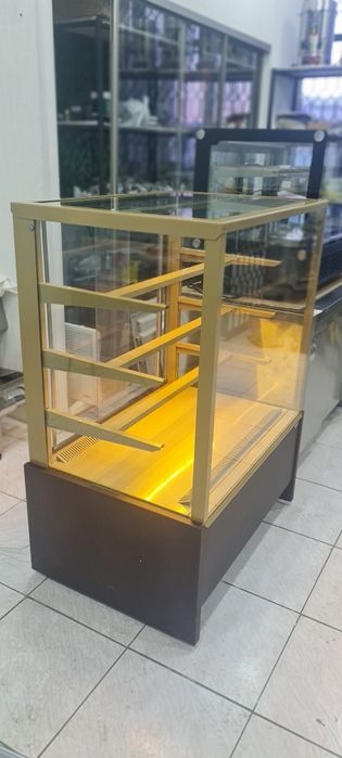 Витринный кондитерский холодильник