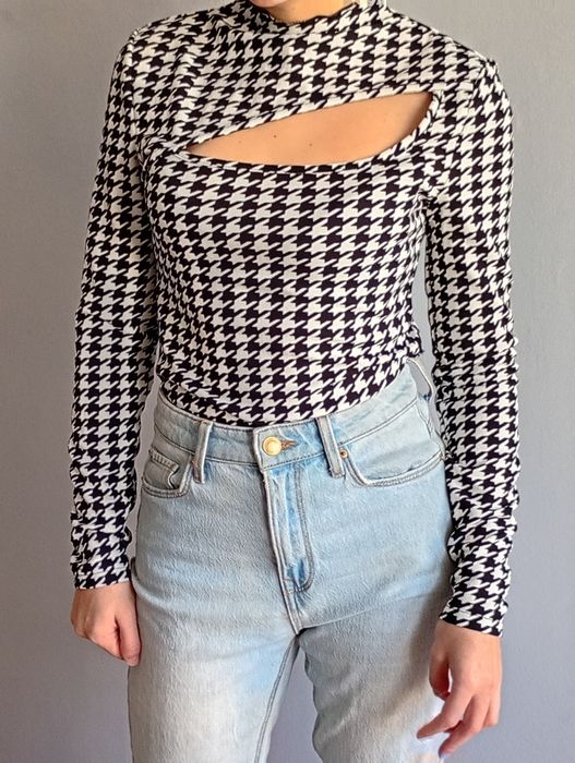 Черно-бяла блуза с геометричен дизайн