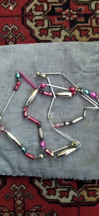 Продаются ёлочные игрушки.