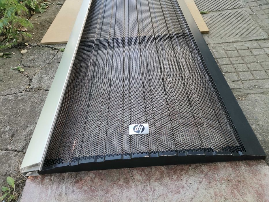 Врата за сървърен шкаф