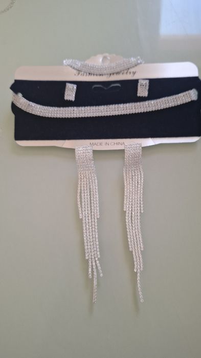 Комплект бижута със сребристи камъчета