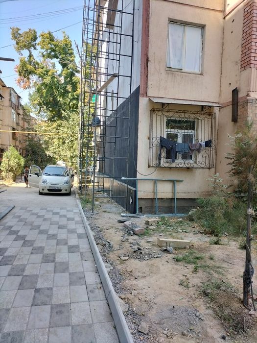 2 xonali uy 1 etaj. Yonida 6 etajli mehmonxona ham bor. 130000$.