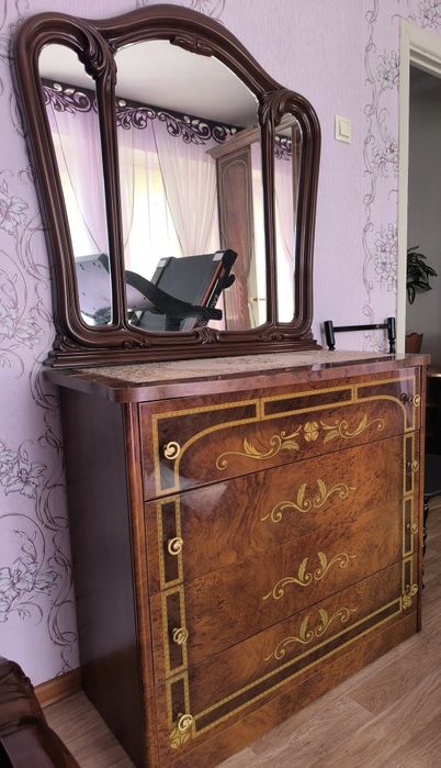 Продам спальный гарнитур