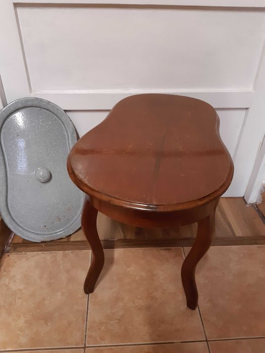 Bideuri pe 4 picioare, cu capac, din lemn, metal si fonta